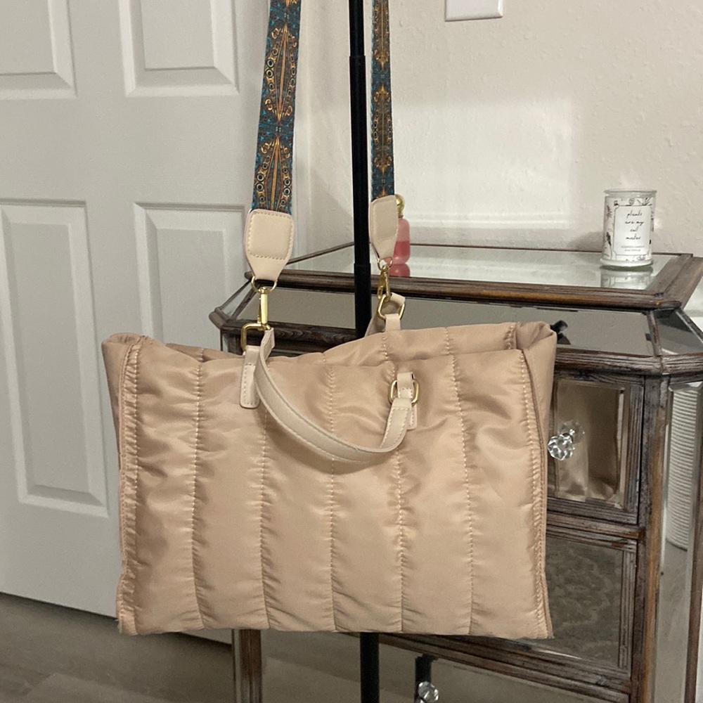 Super cute cross body puffer bag! Great for fall. Tan w/a beautiful boho strap!